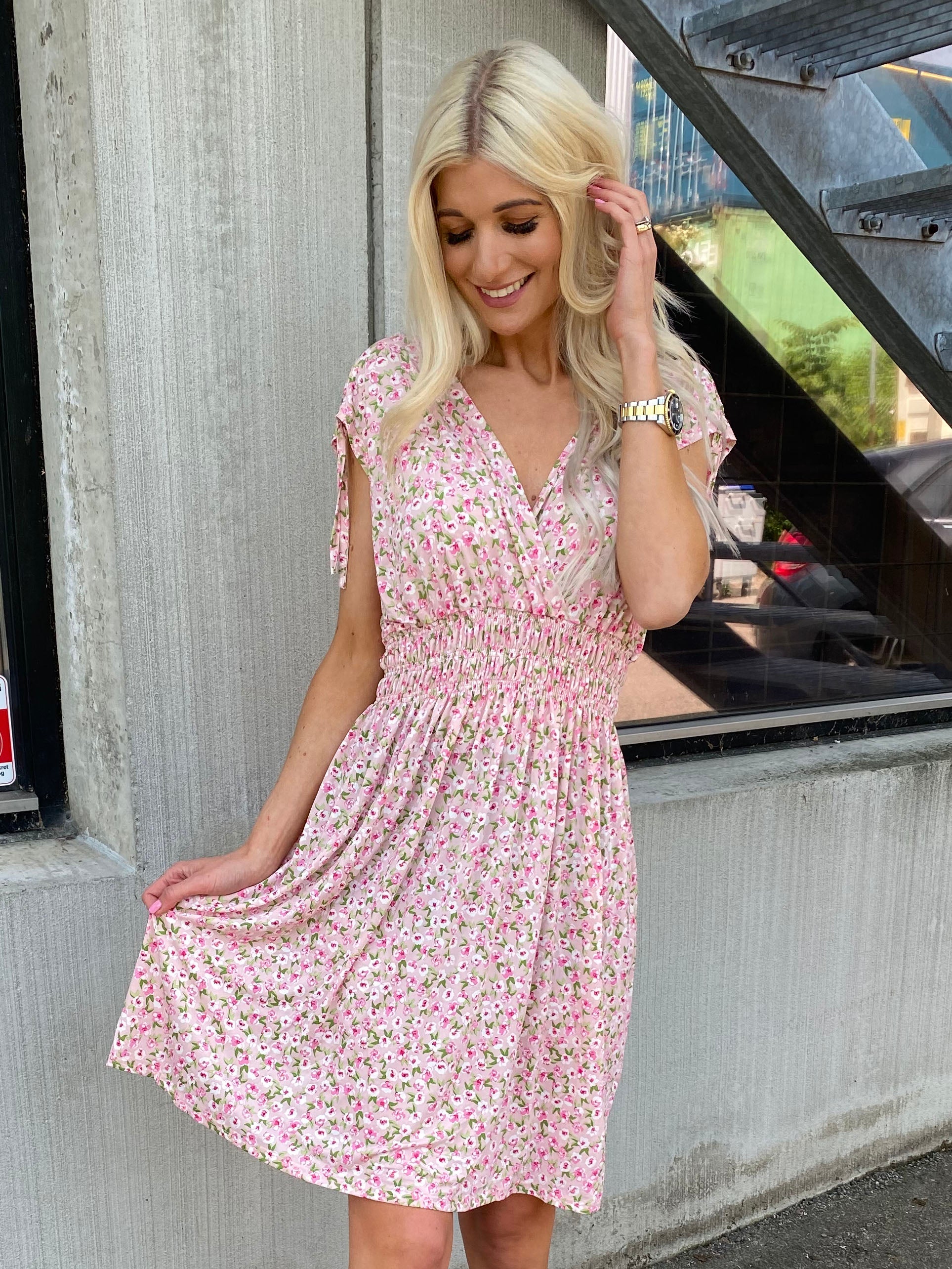 Pams Short - Kort elastisk klänning i rynkfritt tyg